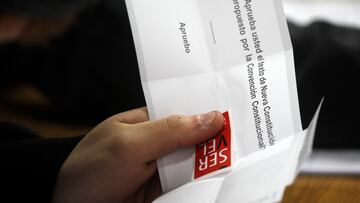 Santiago, 4 de septiembre de 2022.
Santiaguinos asisten a emitir su sufragio en el colegio Verbo Divino en la comuna de Las Condes.
Jonnathan Oyarzun/Aton Chile