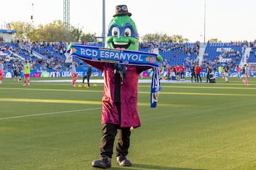 La mascota del Leganés, 'Super Pepino', confraternizando con la afición rival en la visita del Espanyol. 