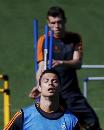 Cristiano Ronaldo y Gareth Bale durante la sesión de entrenamiento previa al partido de Champions ante el Schalke.