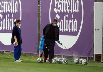 11/05/20. CORONAVIRUS. ENTRENAMIENTO DEL REAL VALLADOLID. Fumigación de los balones.