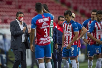 El entrenador de Chivas, Luis Fernando Tena, ocupó una protección muy rojiblanca, pues contaba con los colores del equipo además del escudo