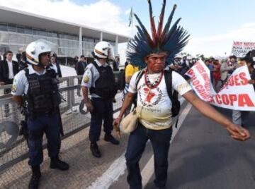 Los pueblos nativos de diferentes tribus de Brasil protestaron contra la política indígena del gobierno y de los costes de la Copa del Mundo de 2014. Los cuerpos de seguridad lanzaron gases lacrimógenos para evitar que los manifestantes se acercaran al estadio Mane Garrincha de Brasilia donde se exhibía la Copa del Mundo. 