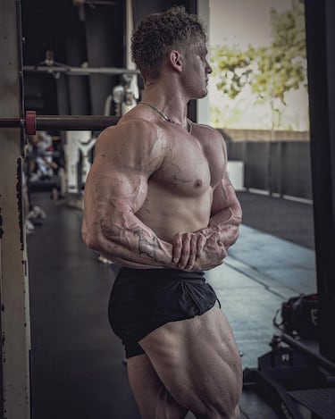 Anton Ratushnyi es un joven de tan solo 20 años que se ha convertido en una de las mayores sensaciones del mundo del culturismo. El culturista ha ha superado, 57 años después, el récord de Schwarzenegger de ser el culturista profesional más joven de la historia tras ganar el título de la división nacional del NPC en Texas. Posee un físico estéticamente impecable, un atributo que ha dejado a muchos boquiabiertos.