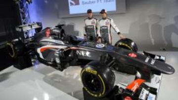 Nico Hulkenberg y Esteban Guti&eacute;rrez, ante su nuevo coche gris de Sauber.