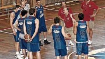 <b>INSTRUCCIONES. </b>Aíto García Reneses, ayer en el Canoe rodeado de los miembros de la Selección.
