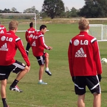 Javier Hernández recibió la visita del técnico de la Selección Mexicana, Juan Carlos Osorio, durante el entrenamiento del Bayer Leverkusen en Miami.