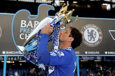 El histórico defensa, recordado por anotar el gol de la victoria en la final de Champions para el FC Barcelona, llegó al Chelsea tras su paso en la Ciudad Condal a cambio de 5,5 millones de euros. Como ‘lion’ contribuyó a ganar una Premier League y dos FA Cups. Tras tres temporadas en ‘La Milla Cuadrada’, regresó a Brasil para terminar su carrera en el Fluminense, aunque las lesiones limitaron su rendimiento y se retiró poco tiempo después.