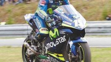 <b>POR LA 'AGRICULTURA'. </b>La moto de Sete se paró y el catalán acabó por la hierba antes de retirarse.