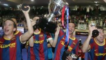 <b>CAMPEONES. </b>El Barça celebra la primera Copa del Rey de la historia.