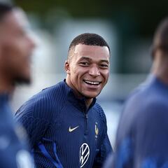 PSG’s Mbappé still not talking about his future or club contract