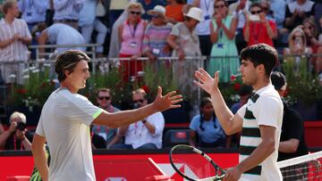 LONDON (United Kingdom), 17/06/2025.- Spains Carlos Alcaraz (R) celebrates after winning the singles match against Australias Adam Walton (L) at the Queen's Club Championships tennis tournament in London, Britain, 17 June 2025.  (Tenis, Reino Unido, Londres) EFE/EPA/ANDY RAIN