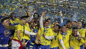 Players of Boca Juniors celebrate with the trophy after winning the Argentine Professional Football League tournament, after tying 2-2 with Racing Club at La Bombonera stadium in Buenos Aires, on October 23, 2022. (Photo by ALEJANDRO PAGNI / AFP)