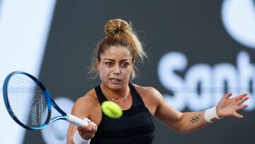 AME7652. GUADALAJARA (MÉXICO), 09/09/2024.- La tenista mexicana Renata Zarazúa en acción contra la ucraniana Anhelina Kalinina durante un juego del torneo Guadalajara Open WTA 500 este lunes, en el Centro Panamericano de Tenis en Guadalajara, Jalisco (México). EFE/ Francisco Guasco