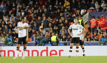 0-1. Dani Parejo y Gabriel Paulista tras el primer gol de Victor Oshimen.