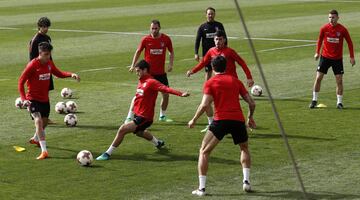 Los uruguayos Giménez y Godín en el rondo. 