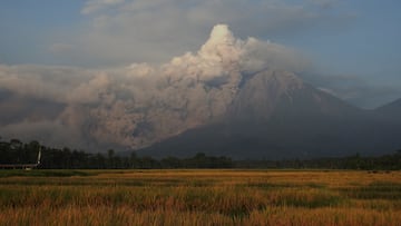 Alerta máxima por la erupción del volcán del Monte Semeru