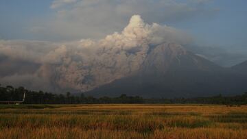 Alerta m¨¢xima por la erupci¨®n del volc¨¢n del Monte Semeru