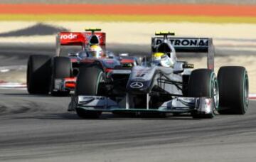 El Mercedes de Nico Rosberg por delante del entonces piloto de McLaren Mercedes Lewis Hamilton durante el GP de Bahrain de 2010.