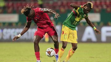 Soccer Football - Africa Cup of Nations - Round of 16 - Mali v Equatorial Guinea - Limbe Omnisport Stadium, Limbe, Cameroon - January 26, 2022 Equatorial Guinea's Frederic Bikoro in action with Mali's Falaye Sacko REUTERS/Thaier Al-Sudani