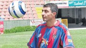 <b>YA LUCE. </b>El georgiano pisó por primera vez el Ciutat de València con su nueva camiseta.