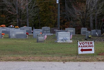 Un cartel indicando el estacionamiento para votantes cerca del cementerio, en Wake Forest, Carolina del Norte.