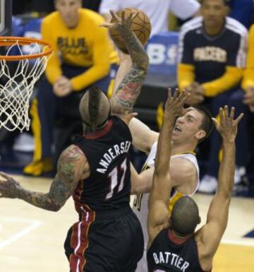 Pacers 99 - Heat 92 (2-2). Tyler Hansbrough de los Pacers ante Chris Andersen.