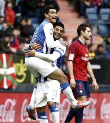 El centrocampista uruguayo de la Real Sociedad Chory Castro celebra con su compañero Carlos Vela el gol conseguido ante Osasuna durante el encuentro que ambos equipos han disputado esta tarde en el Estadio El Sadar correspondiente a la trigésimo primera jornada del Campeonato Nacional de Liga de Primera División.