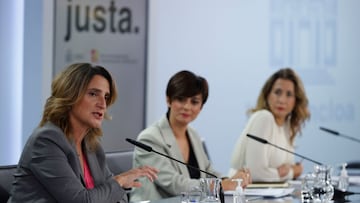 La ministra de Pol&iacute;tica Territorial y portavoz del Gobierno, Isabel Rodr&iacute;guez (c), acompa&ntilde;ada por la vicepresidenta tercera y ministra para la Transici&oacute;n Ecol&oacute;gica y el Reto Demogr&aacute;fico, Teresa Ribera (i), y la mi