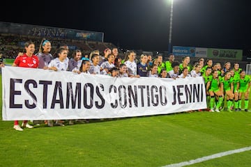 Antes del partido entre Puebla y Juárez ambas escuadras se unieron para pasar con el cartel de apoyo a Jenni.