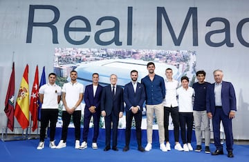 Nacho posa con Florentino Pérez y con varios compañeros de equipo. 