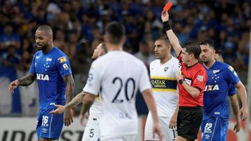 El central de Cruzeiro jugó el segundo encuentro después de que la Conmebol le anulase la primera roja, pero volvió a marcharse al vestuario antes de tiempo.