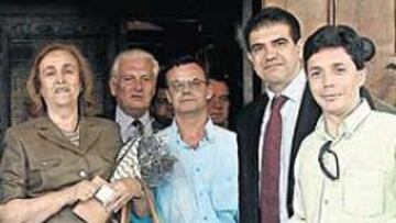 Teresa Rivero posa junto a varios de los miembros de AS