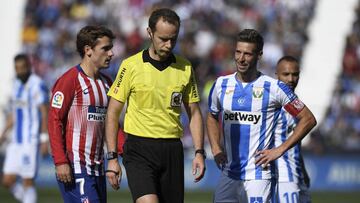 Rubén Pérez (derecha) habla con el árbitro.