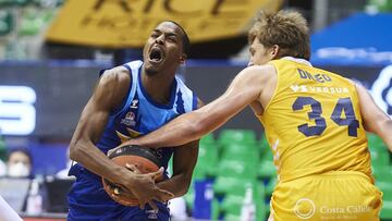 Alex Renfroe protege el bal&oacute;n ante DiLeo en el Hereda San Pablo Burgos-UCAM Murcia.