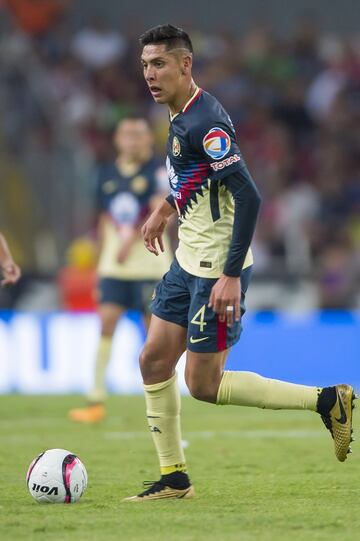 La joya juvenil del América ha dado de qué hablar por su rápido crecimiento y consagración, hasta el punto de llegar a Selección Mexicana con tan sólo 20 años. De mantener su nivel, el futbolista de 1.90 metros de estatura muy probablemente sea considerado para el Mundial de Rusia 2018, lo que le abriría las puertas de Europa.