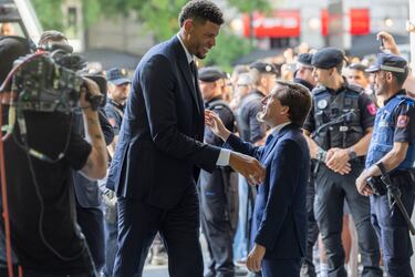 El alcalde de Madrid, José Luis Martínez Almeida, saludando al jugador del Real Madrid, Walter Tavares.