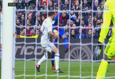 El Barcelona pidió penalti de Ramos y de Carvajal por mano