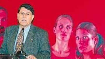 <b>PRESENTACIÓN. </b>José María Odriozola, ante el cartel del Europeo.