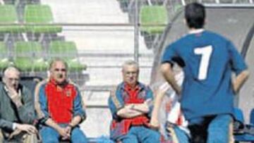 <b>AL DETALLE. </b>Luis Aragonés siguió atento el duelo de canteranos.