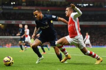 ARA7 - LONDRES (REINO UNIDO), 3/12/2014.- El jugador Alexis Sánchez (d) del Arsenal disputa el balón con Ryan Bertrand (i) del Southampton hoy, miércoles 3 de diciembre de 2014, durante su partido de la Liga Premier Inglesa en el estadio Emirates en Londres (Reino Unido). EFE/ ANDY RAIN / Aplican términos y condiciones de DataCo. http://www.epa.eu/downloads/DataCo-TCs.pdf