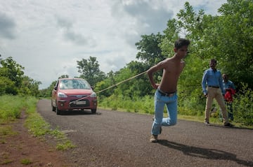 Si hablamos de potencia física hay que hablar del indio Abhishek Choubey. El 4 de septiembre de 2016, en la localidad de Sagar, en su país, Choubey se convirtió en el hombre capaz de arrastrar  un vehículo de mayor tamaño tirando con un mecanismo enganchado en sus omóplatos. Choubey movió un Hyundai Accent GVS de 2004, que pesa 1.070 kilos, durante 27,5 metros, aunque solo necesitaba cinco para batir el récord. 