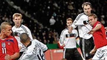 <b>EL GOL. </b>Upson remata a puerta vacía tras el error de Adler.