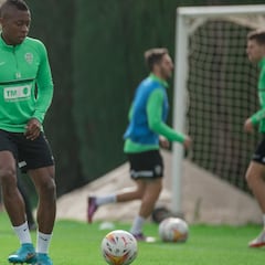 Helibelton Palacios mejora, pero sigue al margen del grupo