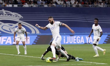 5-0. Vinicius marca el quinto gol tras una asistencia de Karim Benzema. En la imagen, el delantero francés con Daniel Cárdenas.