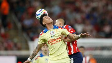 AME6292. GUADALAJARA (MÉXICO), 15/05/2024.- Roberto Alvarado (d) del Guadalajara disputa el balón con Cristian Calderón de América este miércoles, durante un partido de las semifinales del torneo clausura 2024 de la Liga Mx, disputado en el Estadio Akron en la ciudad de Guadalajara (México). EFE/ Francisco Guasco