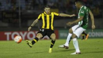 Alexander Mej&iacute;a disputa el bal&oacute;n con Naithan N&aacute;ndez durante el partido de Copa Libertadores entre Pe&ntilde;arol y Atl&eacute;tico Nacional.