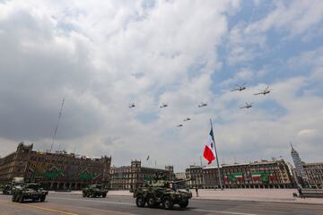 Desfile por la Independencia rinde homenaje a héroes de la salud