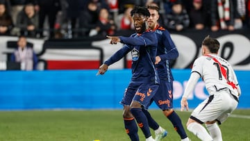 MADRID, 10/01/2025.- El centrocampista francés del Celta Jonathan Bamba (i) controla el balón durante el partido de la jornada 19 de LaLiga que Rayo Vallecano y Celta de Vigo disputan este viernes en el estadio de Vallecas. EFE/Juanjo Martín