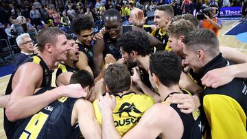 Los jugadores del Iberostar Tenerife celebran una victoria.