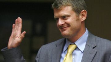 Floyd Landis jura durante un juicio en 2007 tras ser acusado de dopaje.